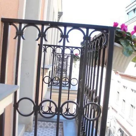Sacred Serenity In Taksim Apartment *